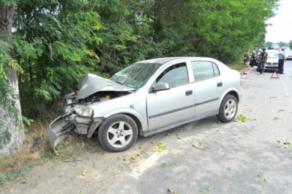Accident grav în Lazu: unui şofer i s-a făcut rău la volan şi s-a izbit cu maşina de copac